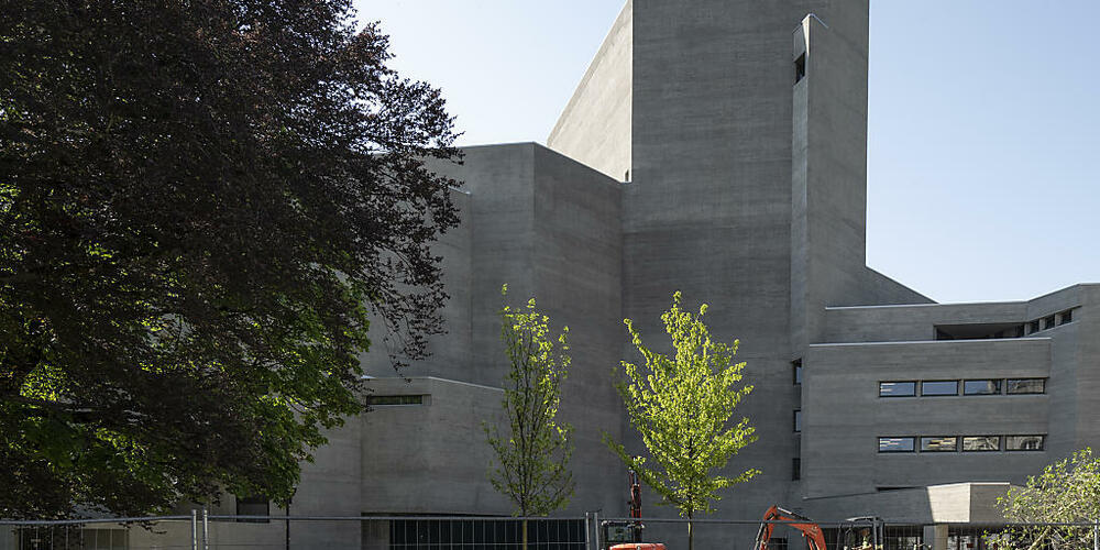 Die Arbeiten am Betonbau des St. Galler Theaters sind beendet, am Sonntag findet die Wiedereröffnung statt. (Archivbild)