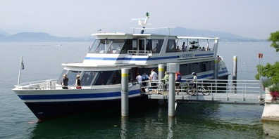 Das MS Schwyz wird vom Zuger- an den Walensee transportiert, zwischen Bilten und Weesen auf der A3. (Archivbild)