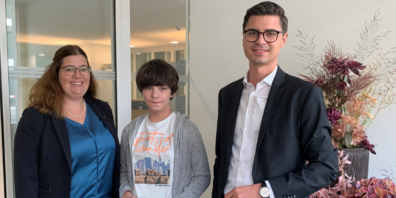 von links nach rechts: Iris Enenkel Marketingverantwortliche (SGKB), Petra Spirig stolze Gewinnerin RhyLa Wettbewerb, Maurice Meier (SGKB).