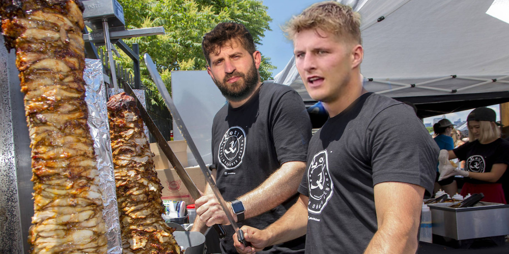 Sinnbildlich für den Aufschwung des FC Rüthi: Besart Shoshi und Sven Städler in der Kebab-Küche. (Auf dem Bild fehlt Michi Heeb, der grad Zimmerstunde hatte)