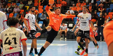 Die erste Begegnung in der aktuellen Saison entschieden die Kadetten (hier: Jonas Schopper) mit 29:27 für sich. 