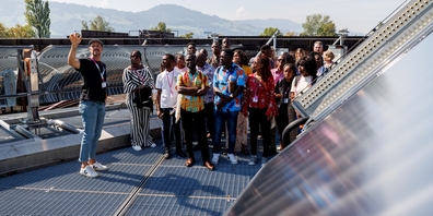 Auf dem Solarforschungsdach der Rapperswiler OST erfuhren die Studierenden Neues über aktuelle Solarmodule und zu erforschende Innovationen.
