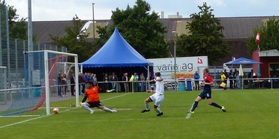 Gute Erinnerungen an Cup-Spiele im Baselbiet: Am 12. Juni 2016 siegte der FC Uzwil beim FC Allschwil mit 3:1 und zog in die Cup-Hauptrunde ein. Im Bild das 1:0 für Uzwil durch David Levi. 