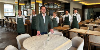 Geschäftsführer Kostas Cholevas mit seinem Team