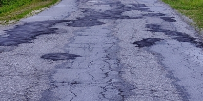 Die Ammler Niederschlagstrasse benötigt eine Hangsanierung sowie ein angepasstes Entwässerungssystem. (Symbolbild)