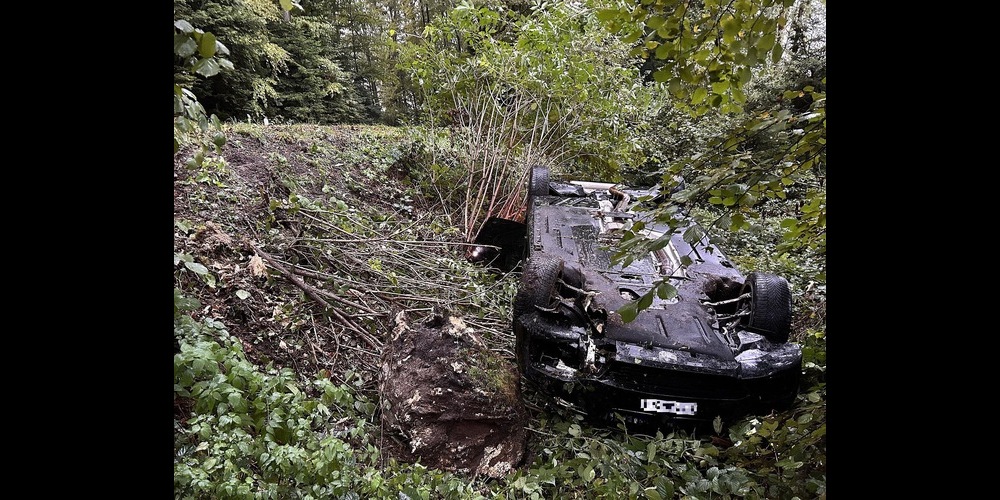 Das Unfallfahrzeug liegt auf dem Dach.