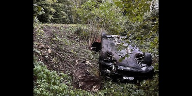 Das Unfallfahrzeug liegt auf dem Dach.