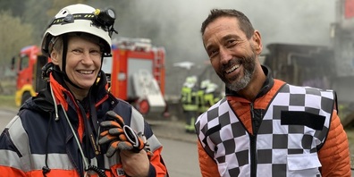 Markus Meile im Gespräch mit einer Teilnehmerin der Rettungshundestaffel.