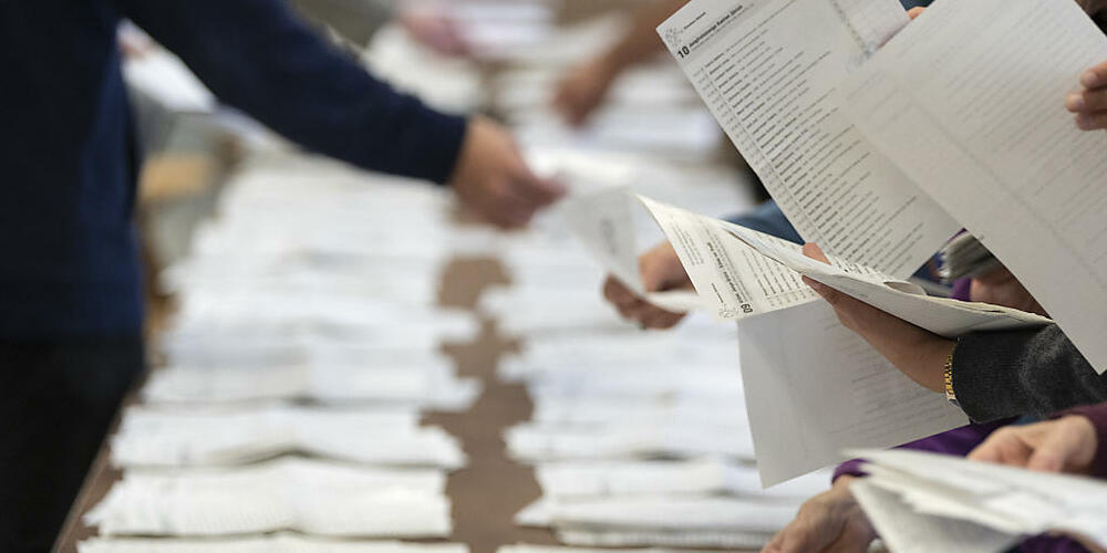 So viele Kandidierende wie noch nie steigen ins Rennen um die 36 Zürcher Nationalratssitze und die beiden Ständeratssitze. Die erste Hochrechnung für den Ständerat wird für 12.30 Uhr erwartet, die erste Nationalrats-Hochrechnung für etwa 13.30 Uhr.