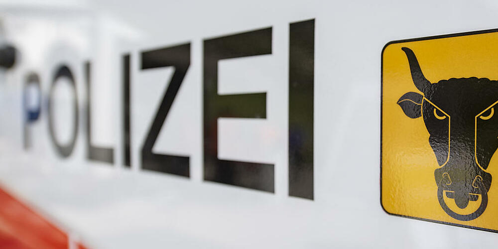 Auf der Autobahn A2 in Gurtnellen kam es am Samstagmittag zu einem Selbstunfall. Die beiden Fahrzeuginsassen wurden leicht verletzt. (Archivbild)