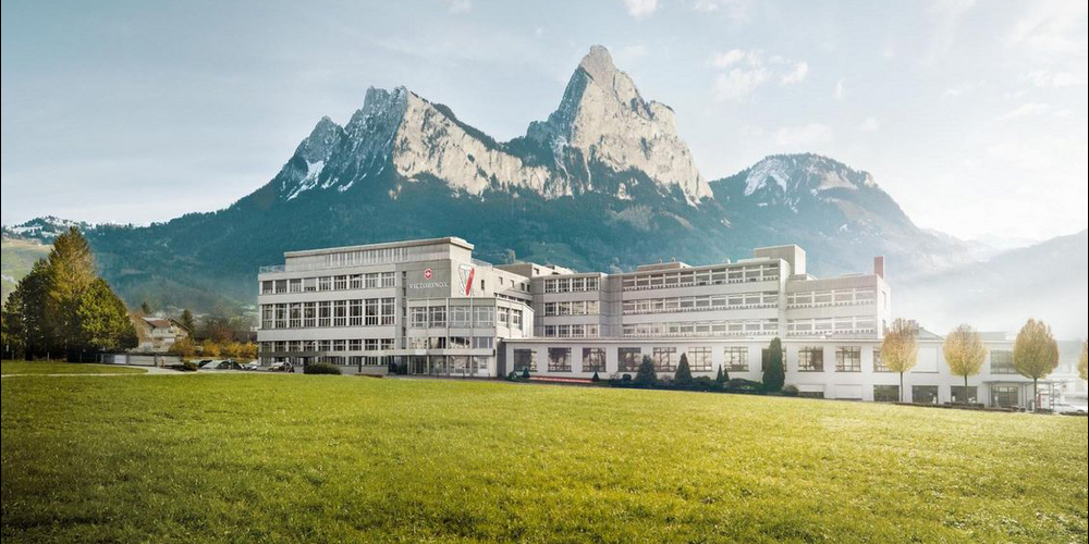 Die Idylle trügt: das Schwyzer Unternehmen Victorinox muss sich wehren. (Bild: Victorinox)