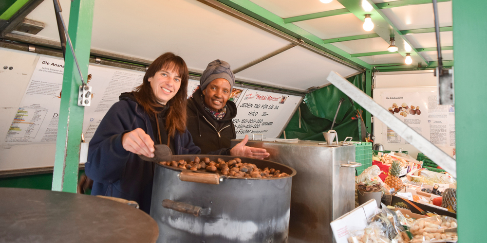 Der Herbst ist da, das heisst die Maroni-Saison ist zurück: Claudia Raitze (l.) und Odellia Fischer sind auch dieses Jahr auf dem Fronwagplatz anzutreffen.