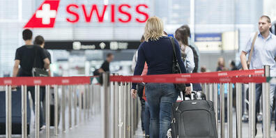Am Flughafen Zürich müssen Gepäckförderanlagen ersetzt werden. Während der Arbeiten werden 23 Anlagen im Norden des Check-in 1 verlegt. (Symbolbild)