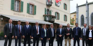 Bundesrat Ignazio Cassis (FDP) flankiert von der Bündner Regierung und weiteren Teilnehmenden des Treffens in Poschiavo GR.