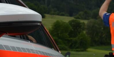 Die Kantonspolizei Graubünden sucht einen schwarz maskierten Räuber, der in Chur einen Tankstellenshop überfiel. (Symbolbild)