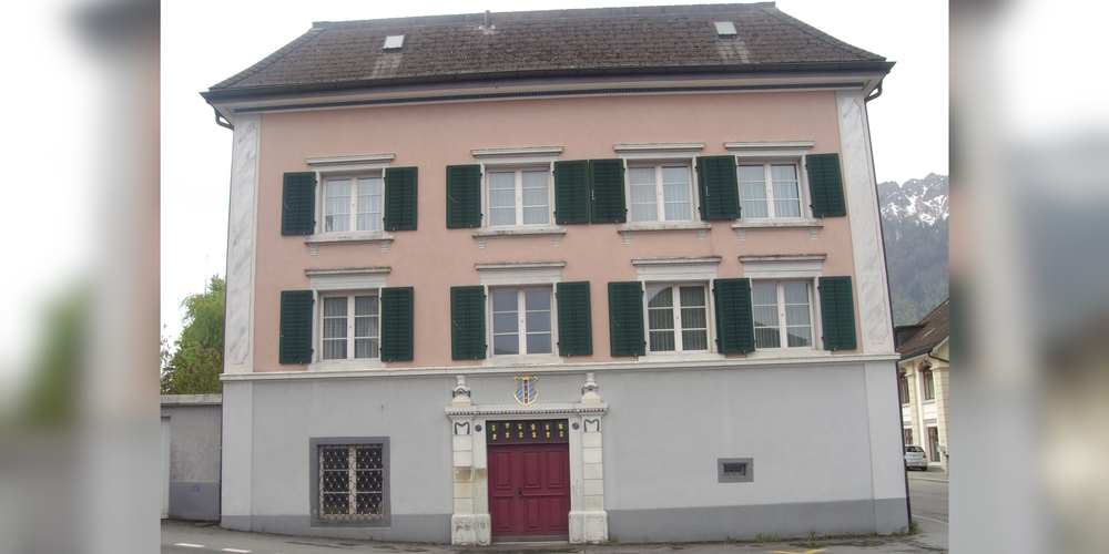 Das historische Selinerhaus am Schänner Rathausplatz kann nun saniert und im Dachstock ausgebaut werden. (Archivbild)