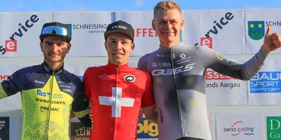 Podest der Elite Herren in Schneisingen: Platz 1 Timon Rüegg (Mitte), Platz 2 Gioele Bertolini (l.), Platz 3 Dario Lillo (VC Eschenbach).