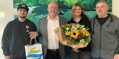 Zurück in Kreuzlingen: Yves und Laura mit ihrem Vater Matthias Schläpfer und Stadtpräsident Thomas Niederberger. Am Empfang nicht teilnehmen konnte Nadia Schläpfer.  