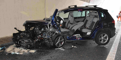 Nachdem ein 29-jähriger mit seinem Auto frontal in ihn hineingefahren ist, musste ein 24-Jähriger schwer verletzt mit der Rega ins Spital geflogen werden. (Bild: kaposg)
