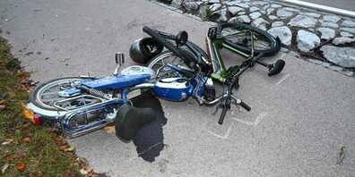 Am Montagmorgen knallten ein E-Bike und ein Töffli zusammen.