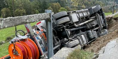 Unter dem Gewicht des Kanalreinigungsfahrzeugs gab die Strassenstützmauer nach.