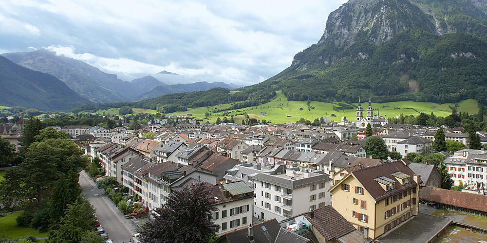 Die Gemeinde Glarus mit dem gleichnamigen Hauptort kämpft mit den finanzpolitischen Zielwerten. (Archivbild)