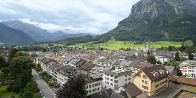 Die Gemeinde Glarus mit dem gleichnamigen Hauptort kämpft mit den finanzpolitischen Zielwerten. (Archivbild)