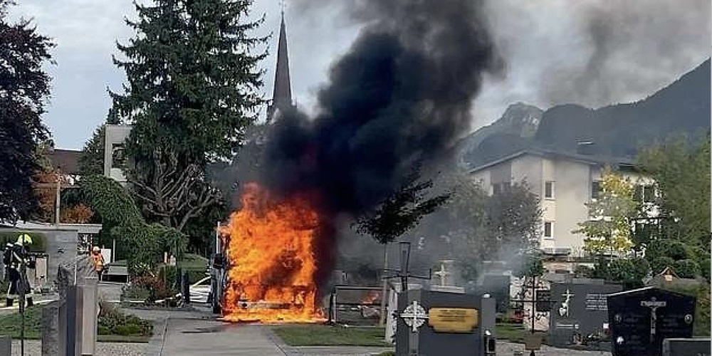 Der Elektro-Kleinlaster stand in Vollbrand