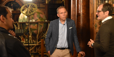 Thomas Zurbuchen lauscht den Ausführungen von Stiftsbibliothekar Cornel Dora.