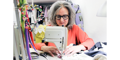 In der Schneiderei Herzbunt wird defekten Kleidungsstücken neues Leben eingehaucht: Priska Nägel bei der Reparatur eines Jackenkragens.