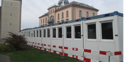 In der Rheinburg-Klinik wird die Therapieabteilung umfassend saniert. Während des Umbaus erfolgen die therapeutischen Anwendungen im Containerdorf.