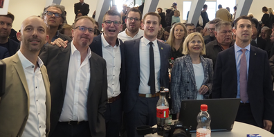Gespanntes Warten und Freude von SVP-Vertretern im St.Galler Pfalzkeller am Sonntag.
