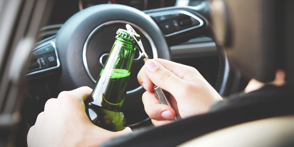 Es bleibt ungünstig, auch mit der neuen Verordnung, Bier während der Fahrt zu trinken