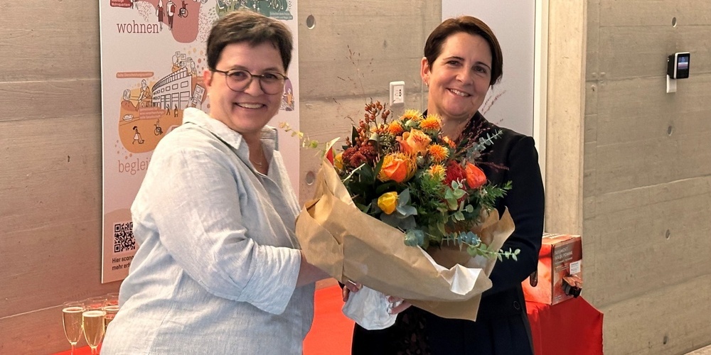 Vize-Gemeindepräsidentin Claudia Lehmann (links) überreicht Yvonne Bürgin einen Blumenstrauss.