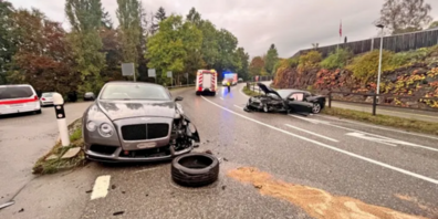 Beide Fahrzeuge mussten abtransportiert werden.