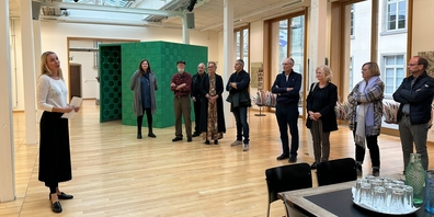 Die Kulturbeauftragte Petra Büchel (l.) begrüsste herzlich die Mitglieder des Kunstvereins Oberer Zürichsee im Gasometer Triesen.