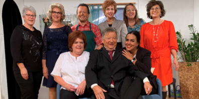 Die Theatergruppe Schmerikon (hinten, v.l.): Therese Rüegg, Lisa Kalberer, Albert Kuster, Susann Kuster, Malika Huber, Renate Wenk und (vorne, v.l.) Cili Gubelmann, Paul Forrer, Sibylle Gubler.