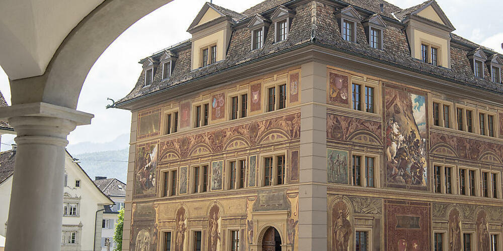 Im Rathaus in Schwyz sind wichtige finanzpolitische Weichenstellungen getroffen worden. (Archivaufnahme)