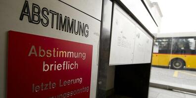 Ein Briefkasten für die Abstimmungen bei einem Gemeindehaus. (Archivaufnahme)