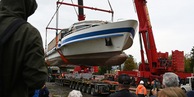 Auswasserung des 31 Meter langen und 7 Meter breiten «MS Schwyz» mittels eines Krans in Nuolen.