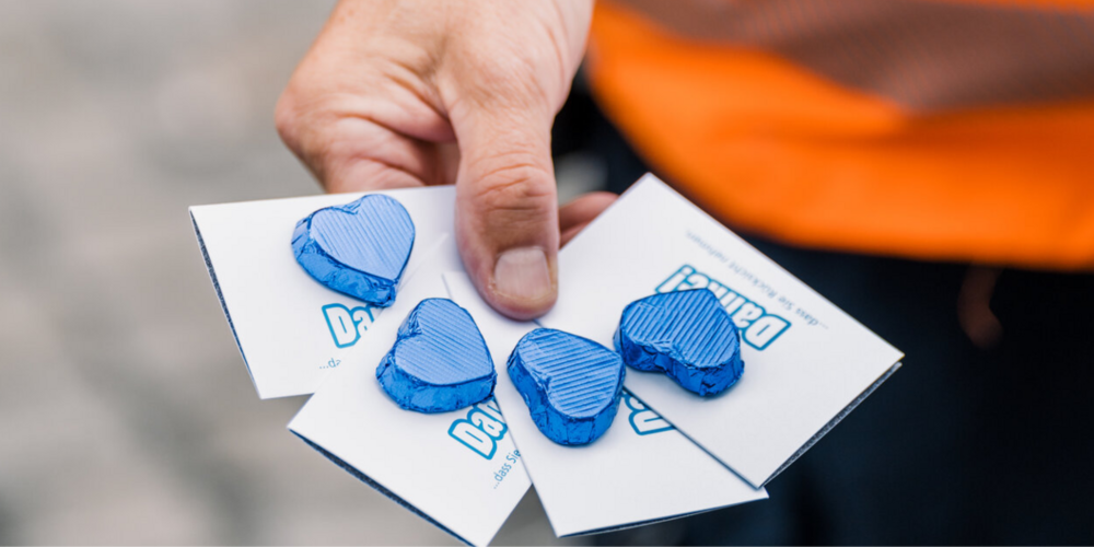 Die Velofahrer erhielten Flyer mit Schoggi-Herzli