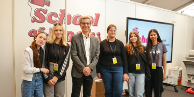 Stadtpräsident Peter Neukomm mit dem «School of Bock»- Redaktionsteam.