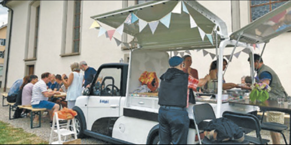 Das B-Mobil beim Suppenausschank in Mosnang.
