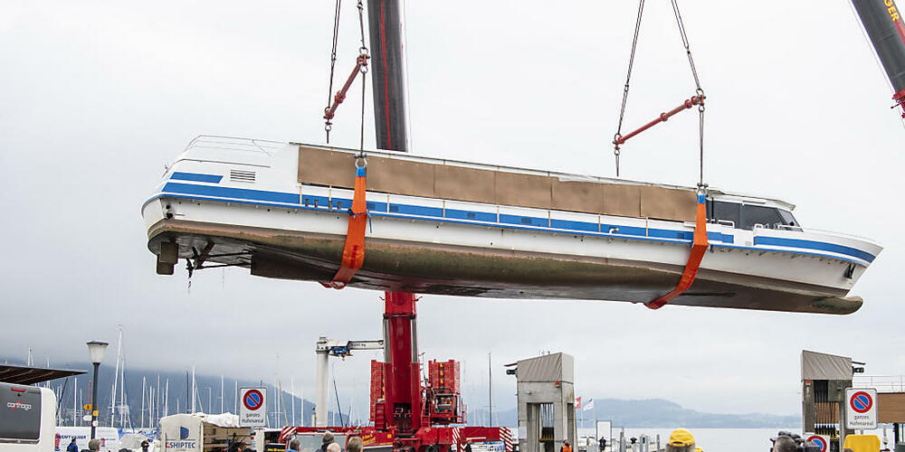 Mit einem aufwändigen Transport wurde das Motorschiff Schwyz vom Zuger- in den Walensee transportiert. Auf dem Bild zu sehen ist, wie das Schiff aus dem Wasser des Zugersees gehoben wird.