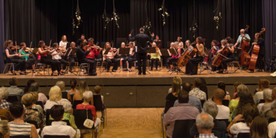 Der Orchesterverein Widnau mit seinem Dirigenten Stefan Susana am letzten Frühlingskonzert im Widenbaumsaal Widnau.