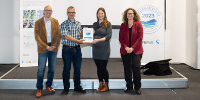 Stefan Müller-Altermatt (v.l.), Nationalrat und Präsident von InfraWatt, gratulierte dem Geschäftsführer des Abwasserwerk Rosenbergsau, Maurizio Schirinzi, an der Medaillenfeier in Zürich zur Auszeichnung. Diese durfte er aus den Händen von Jurypräsidentin Laure Deschaintre und Anja Herlyn, Co-Präsidentin des VSA, entgegennehmen. 