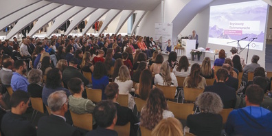 61 Absolvierende des Pflegestudiums der OST erhielten kürzlich im St.Galler Pfalzkeller ihr Diplom.