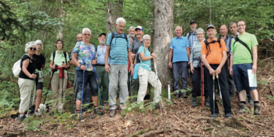 Wandergruppe am geografischen Mittelpunkt der neuen Gemeinde Neckertal