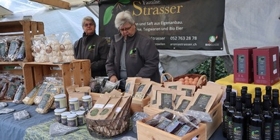 Der Ermatinger Buuremarkt mit regionalen Produkten lädt die Besucher ein.