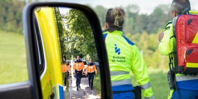 Der Mann musste mit Hilfe der Feuerwehr geborgen und durch die Rettung ins Spital gebracht werden.